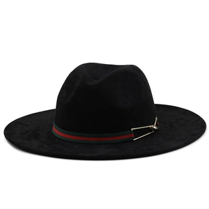 Dettaglio cappello fedora nero con nastro a righe verde-rosso e spilla dorata