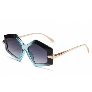 Occhiali da sole poligonali con stanghette serpente oro rosa e lenti sfumate