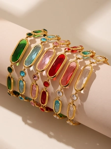 Détail de bracelets de cheville plaqués or 18 carats avec verre tchèque et cristaux