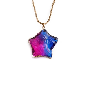 Gouden gedraaide schakelketting met blauw-paarse ster hanger en gouden metalen rand