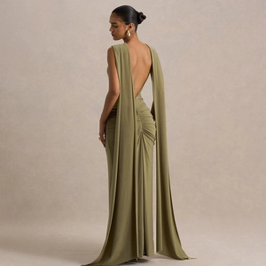 Elegante abito da sera verde oliva senza schienale con gonna a pieghe e mantella