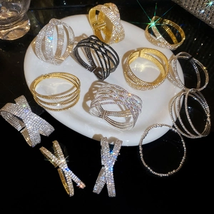 Détails de bracelets croisés de luxe sertis de strass blancs avec diverses finitions métalliques