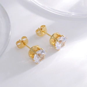 Boucles d'oreilles couronne dorées à l'or 18 carats avec zircons cubiques ronds étincelants