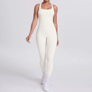 Détail de l'ensemble de yoga taille haute crème et haut de sport montrant la texture du tissu