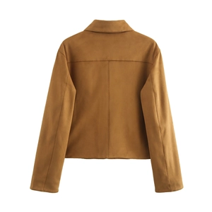 Vue arrière d'une veste courte en daim marron avec texture lisse et coutures de qualité