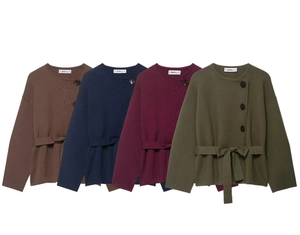 Detailansicht der Strickjacken in Kaffee, Blau, Burgund und Oliv mit Gürteln