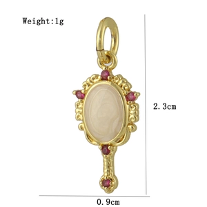 Macro de pendentif miroir vintage doré de 2,3cm x 0,9cm avec détails en zircon rouge