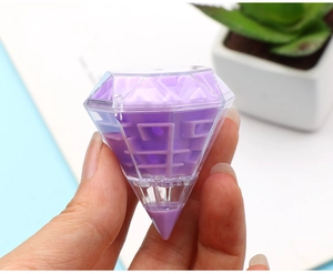 Détail d'un labyrinthe en forme de diamant violet tenu à la main pour démonstration