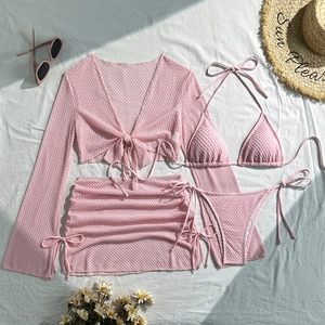 Dettaglio del set bikini rosa da 4 pezzi con tessuto a rete a nido d'ape e copricostume mesh