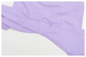 Détail des coutures extensibles et de l'entrejambe sur le pantalon de yoga violet sport