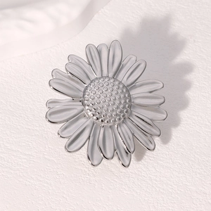 Bague marguerite en acier inoxydable poli avec placage or 18K et détails de pétales fins
