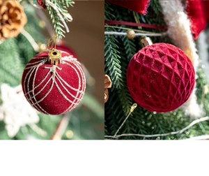 Détail de boules de Noël floquées bordeaux avec lignes pailletées dorées et motifs losanges