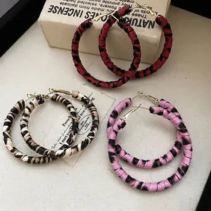 Ensemble de boucles d'oreilles créoles léopard en cuir avec fermoirs dorés en trois couleurs
