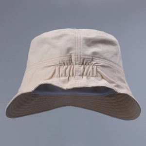 Détail du chapeau de soleil beige avec cordon de serrage élastique ajustable