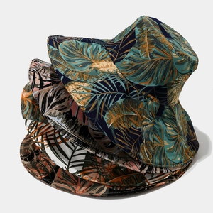 Détails des motifs de feuilles tropicales sur chapeaux de soleil à larges bords colorés