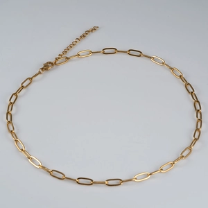 Detail of 18K gold paperclip chain necklace with lobster clasp and adjustable links