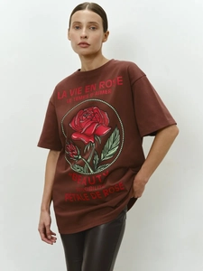 Κοντινή λήψη vintage κόκκινο βαμβακερό t-shirt με λουλουδάτο σχέδιο τριαντάφυλλο