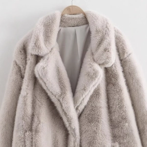 Manteau en fausse fourrure gris clair pour femme avec grand revers et manches longues