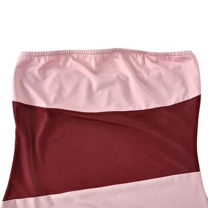 Dettaglio dell'abito in mesh rosa e bordeaux con inserti trasparenti e tessuto elastico