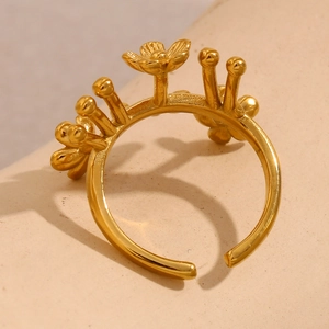 Détail d'une bague fleur en acier inoxydable plaqué or 18K avec un design ajustable