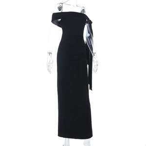 Détail d'une élégante robe longue noire moulante à épaules dénudées avec plis à la taille