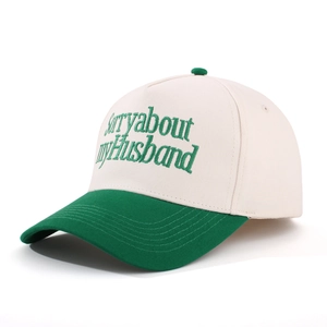Detail der Sorry About My Husband Bestickung auf zweifarbiger Trucker Cap mit grünem Schirm