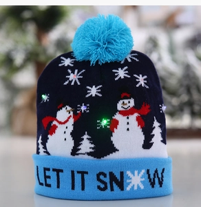 Détail macro du bonnet de Noël LED avec texte LET IT SNOW et motifs de bonhomme