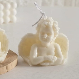 Detailansicht der 3D-Engelskerze mit feinen Flügelstrukturen und Gesichtszügen