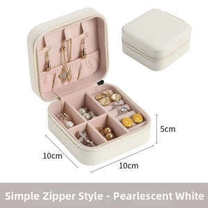 Detail view of pearlescent white jewelry box with 10x10x5cm dimensions and zipper