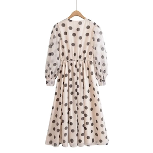 Robe mi-longue beige à pois noirs avec manches bouffantes et taille cintrée