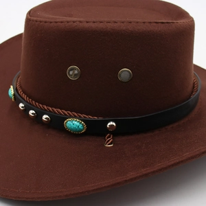 Dettaglio cappello da cowboy in feltro con cinturino in pelle, borchie e pietra turchese