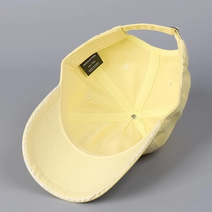 Casquette baseball en coton jaune pastel avec bord en dentelle et coutures soignées