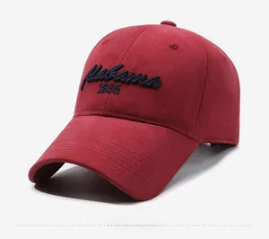 Dettaglio del cappellino bordeaux con ricamo Alabama 1885 e cuciture rinforzate sulla visiera