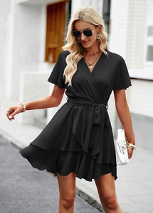 Détail d'une robe portefeuille noire pour femme avec col en V, volants et ceinture nouée