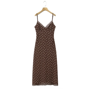 Détail d'une robe marron à pois avec bordure en dentelle et fines bretelles
