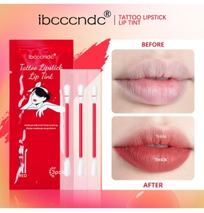 Dettaglio macro della tinta labbra in cotton fioc rosso con effetto sottile e spesso