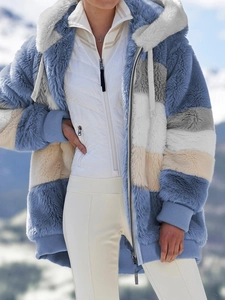 Giacca da donna in peluche con cappuccio e blocchi di colore blu e bianco