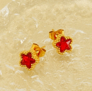 Dettaglio degli orecchini a stella in acciaio inossidabile 18K con gemme rosse