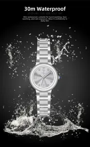 Détail d'une montre argentée pour femme avec jet d'eau soulignant l'étanchéité de 3ATM