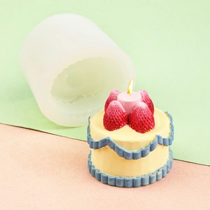 3D-Erdbeerkuchen-Silikonform und fertige Kerze mit realistischen Erdbeer-Aufsätzen