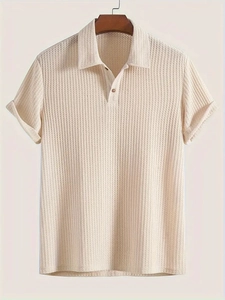 Details des strukturierten Waffelstricks auf dem cremefarbenen Poloshirt mit Polokragen