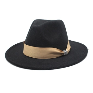 Klassischer schwarzer Fedora-Hut mit breiter Krempe, Goldband und Strass-Schnalle