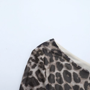 Détail du tissu en maille léopard montrant les coutures d'épaule et la texture fine