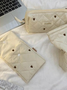 Cremefarbene gesteppte Kosmetiktasche mit Herz-Stickerei für Reise und Organisation