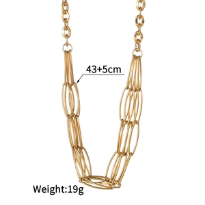 Dettaglio della collana a catena dorata a strati con peso 19g e lunghezza 43+5cm