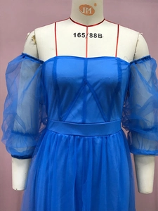 Detailansicht hellblaues schulterfreies Netzkleid mit transparenten Puffärmeln an Puppe