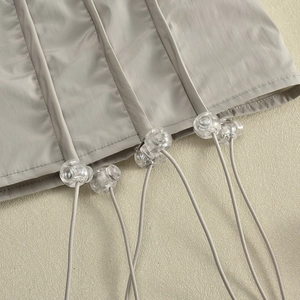 Gros plan sur la jupe avec cordon de serrage réglable et texture de tissu raffinée