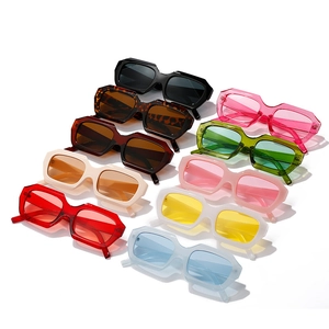 Collection de lunettes de soleil rectangulaires rétro en dix couleurs vives assorties