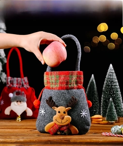 Detail von Weihnachtsgeschenktüten mit 3D-Rentier und Weihnachtsmann sowie Kordelzug