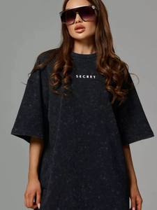 T-shirt oversize en coton délavé noir avec imprimé SECRET blanc au style urbain chic